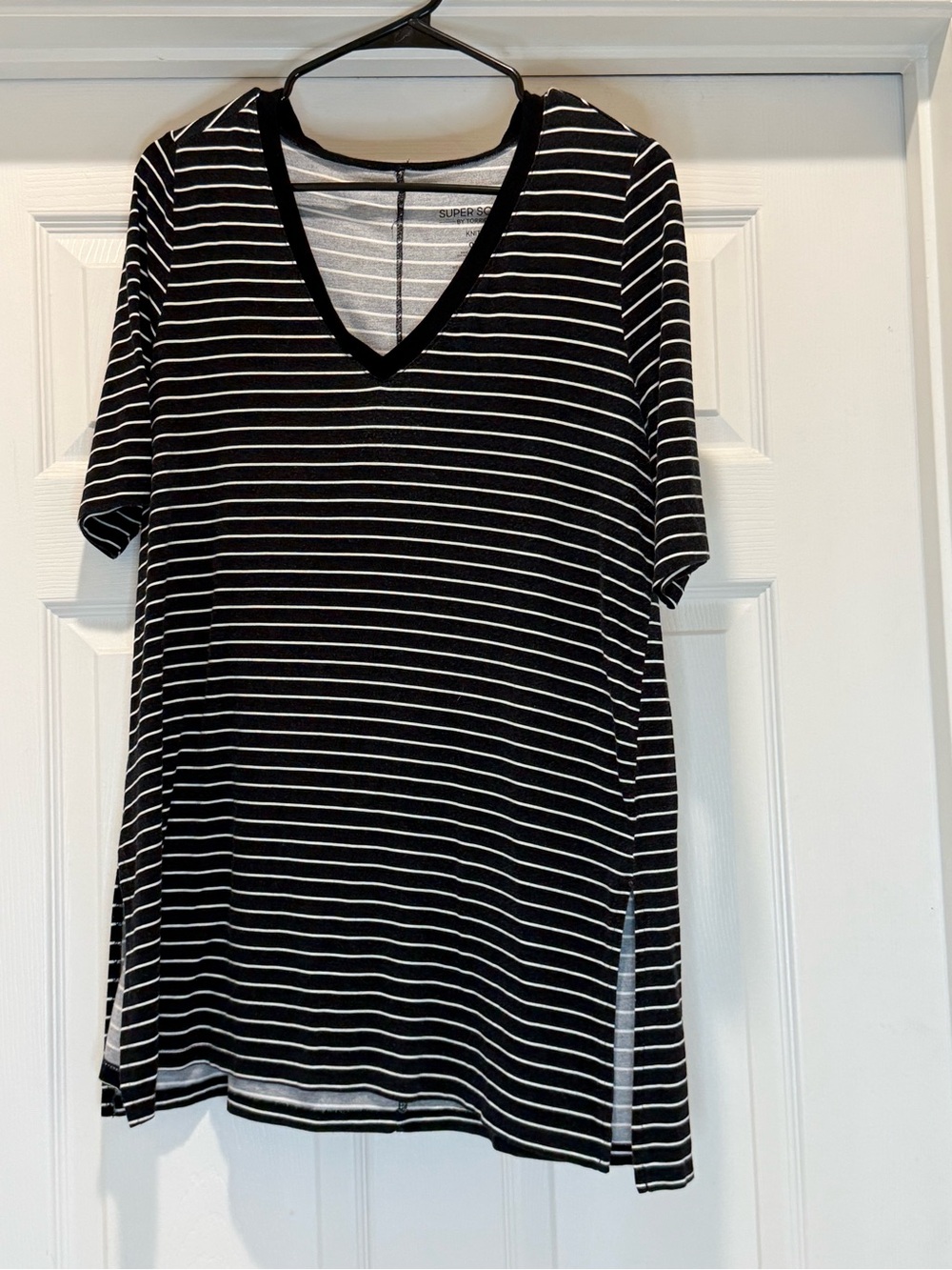 Torrid 00 Striped Black & White V-Neck Super Soft Women’s Top